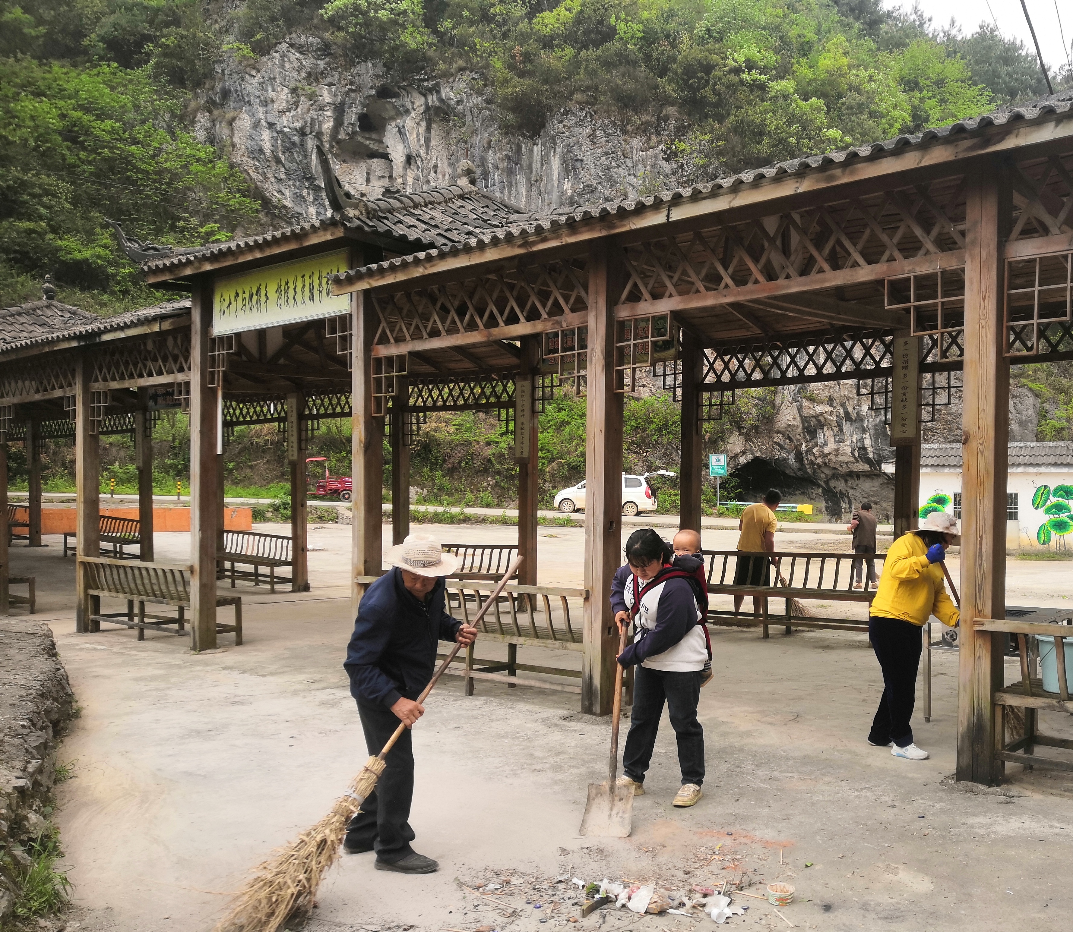 2023年4月17日景阳街道香巴湖村村民在“全国爱国卫生月”自发组织开展卫生大扫除.jpg