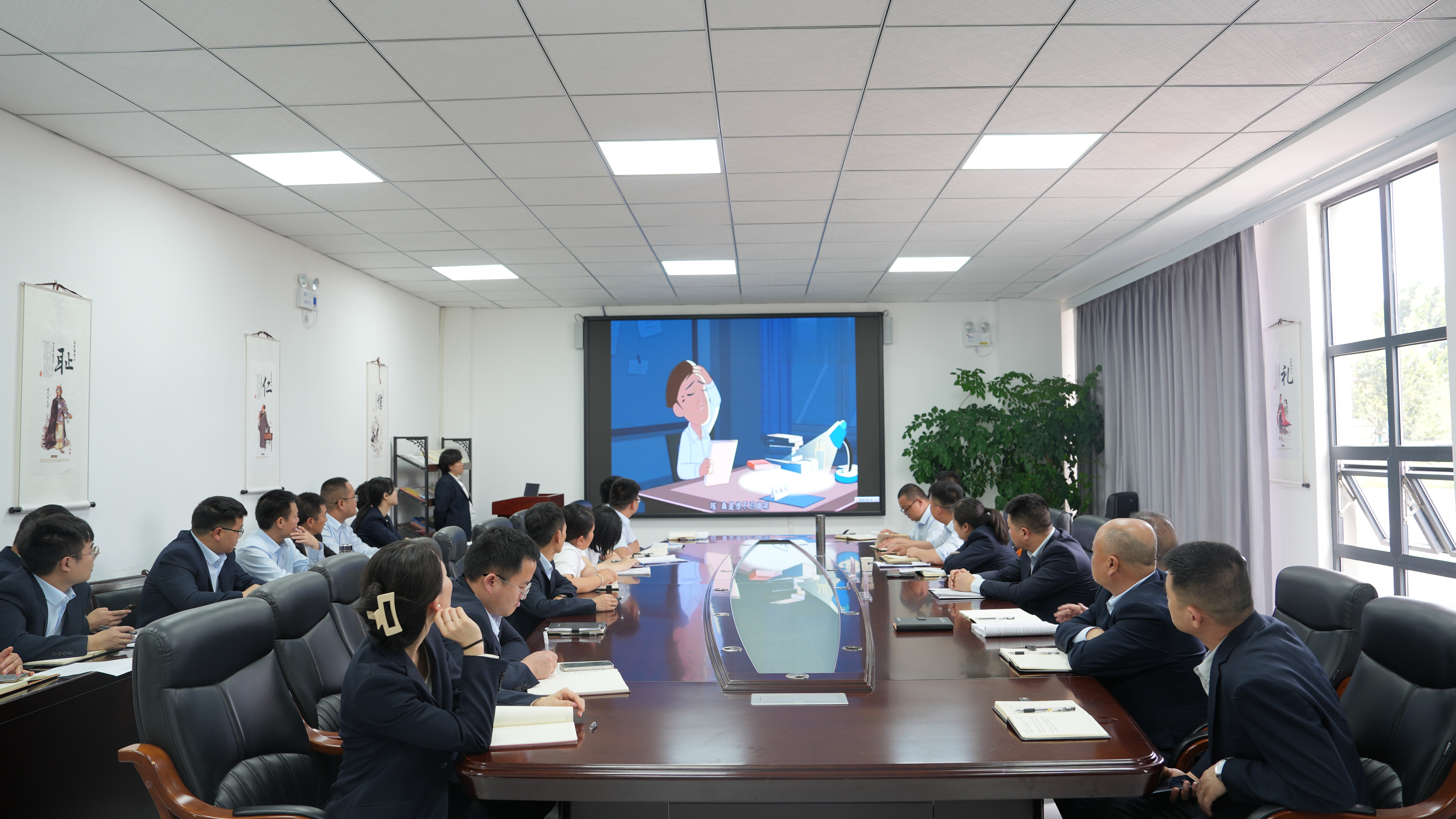 2023年5月16日在胜道公司会议室开展观看《违反档案法》的短视频活动.JPG