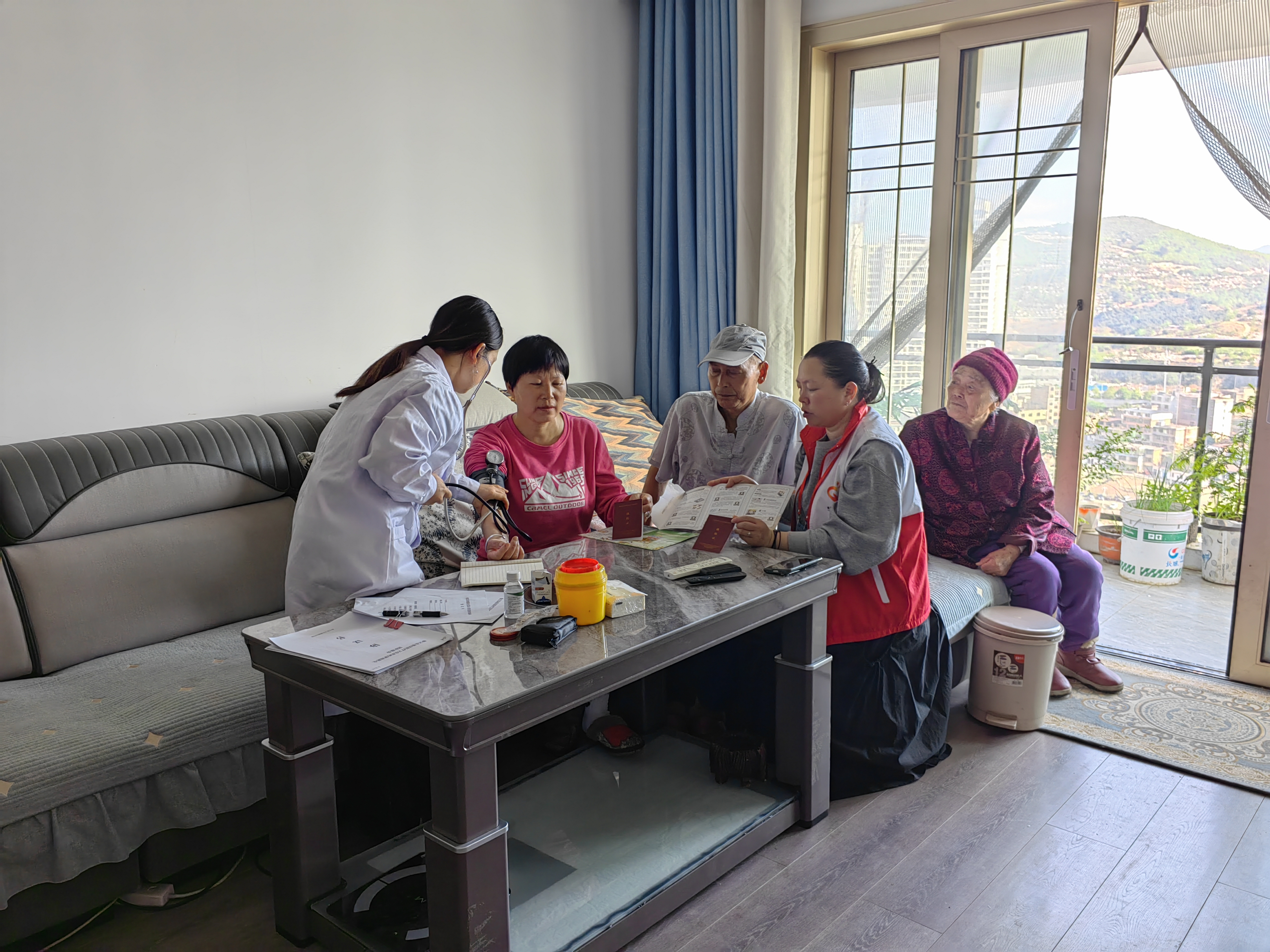 龙场街道4月19日开展健康活动，家庭医生上门为老年人做健康检查.jpg