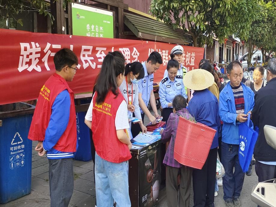 5月17日六屯镇新时代文明实践所司法所在集镇开展“民法典宣传月”普法宣传活动 (2) - 副本.png
