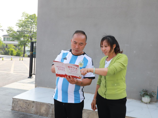2023年5月16日在胜道公司久长库区向工作人员进行普法宣传活动.jpg