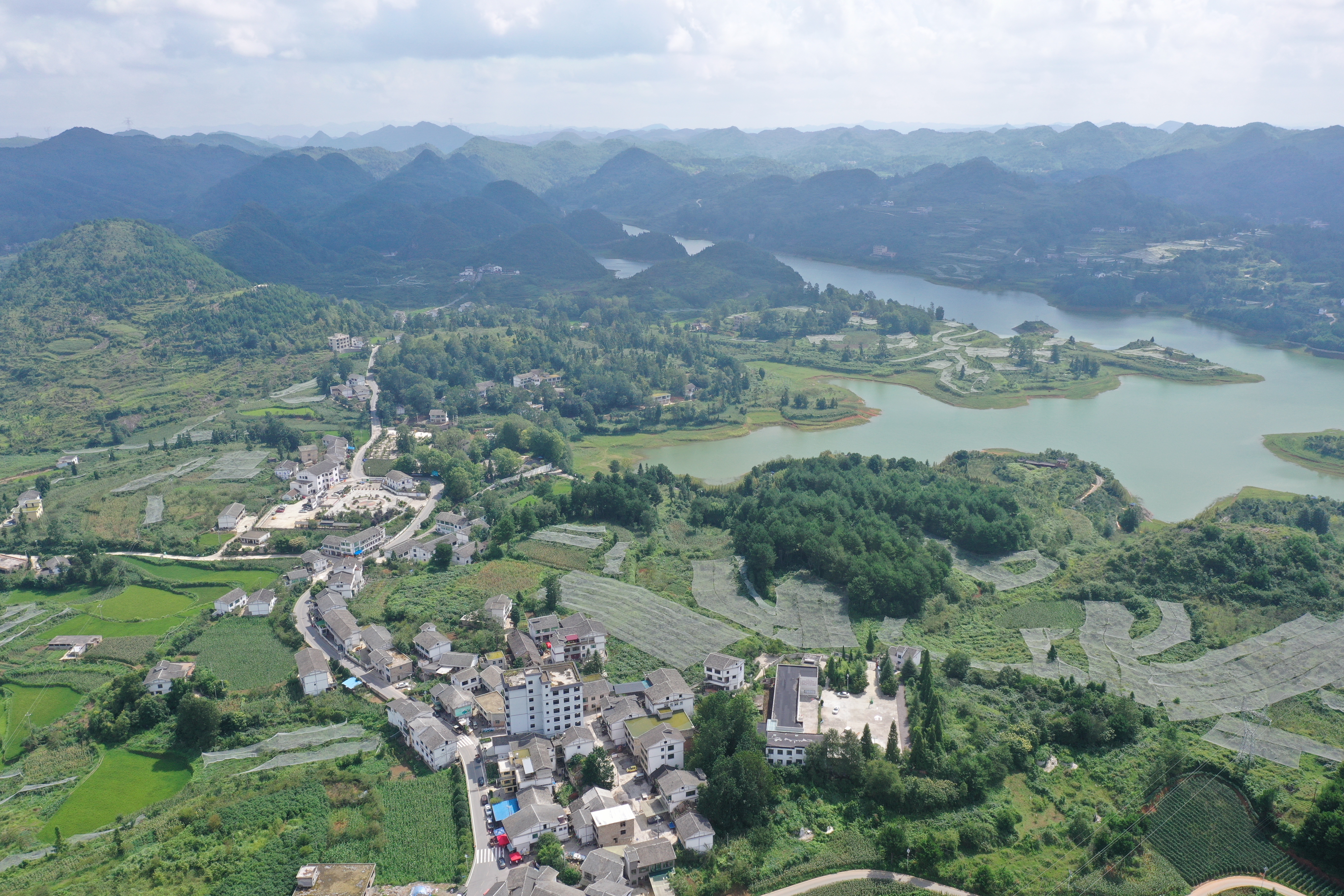 （全国文明村）修文县小箐镇岩鹰山村，作者：罗毅、查姜维.JPG
